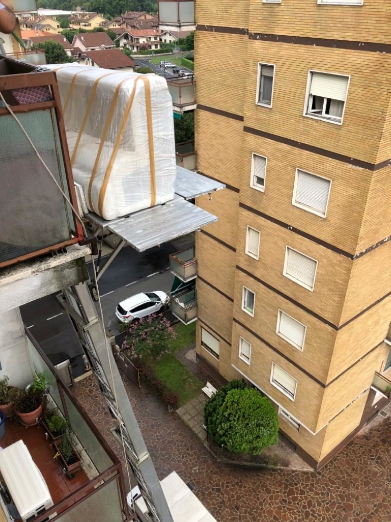 Come viene piazzata l’autoscala sul balcone durante il trasloco